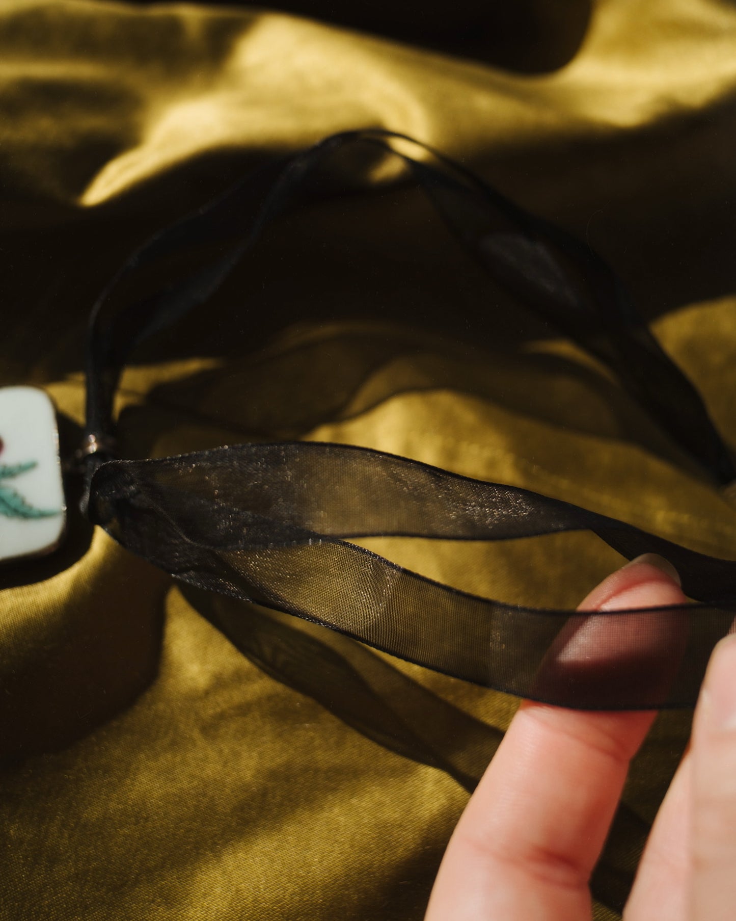 PORCELAIN FLOWER NECKLACE