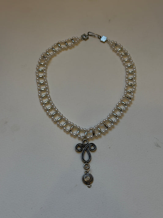 Pearl swirl choker